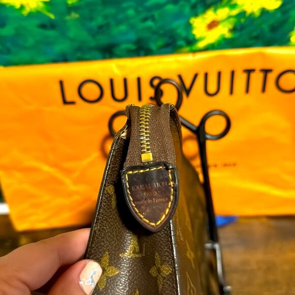 Louis Vuitton Monogram Pouch D-Ring - Picture 4 of 9